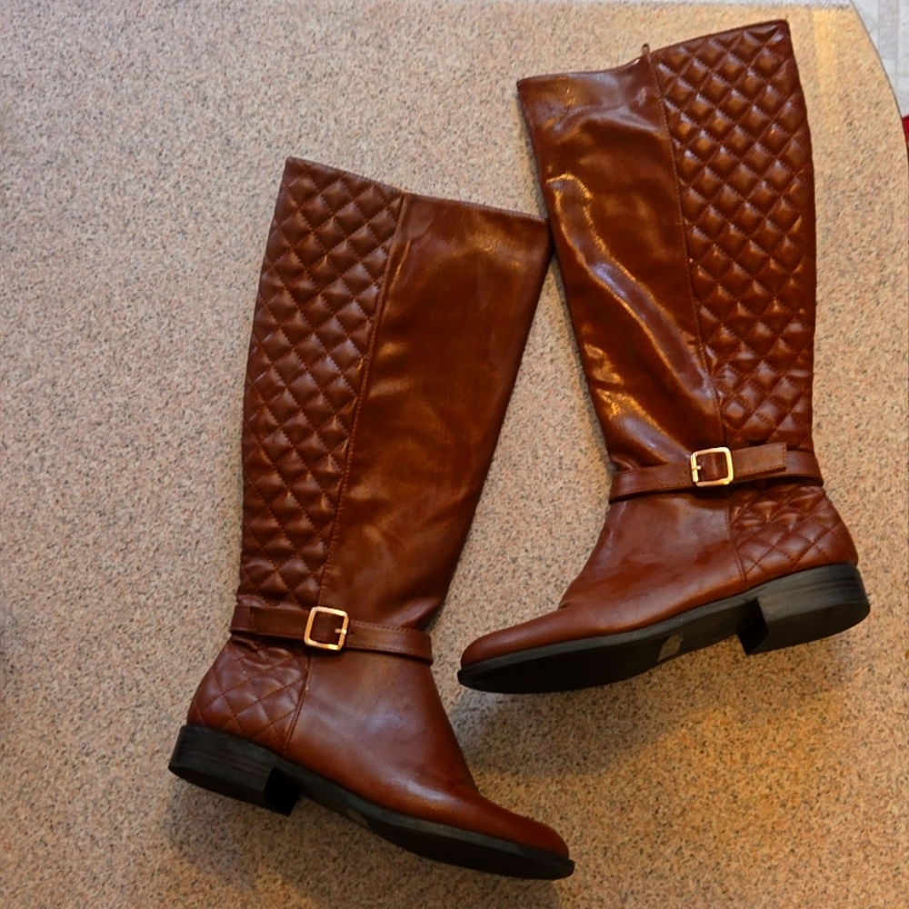 Size 9 Leather boots with zippers 👢 😍